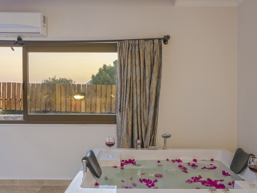 gece  -  Kasım
  | Kaş Yeniköy’de Deniz Manzaralı, Jakuzili Balayı ve Aile Villası – 4 Kişilik Tatil İçin İdeal Seçim